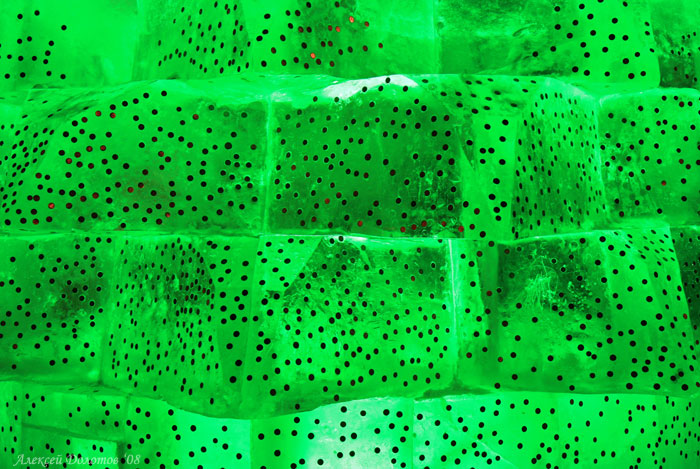 Тюмень. Ледяная зелёная ель с подсветкой на Цветном Бульваре